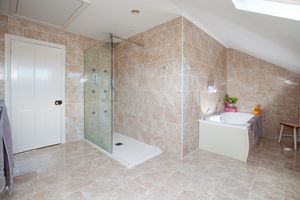 Long Cross Farm_Bathroom - click for photo gallery